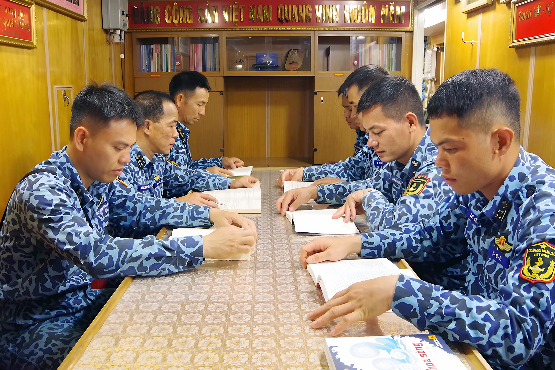 Thủy thủ tàu ngầm đọc sách giữa lòng đại dương sâu thẳm