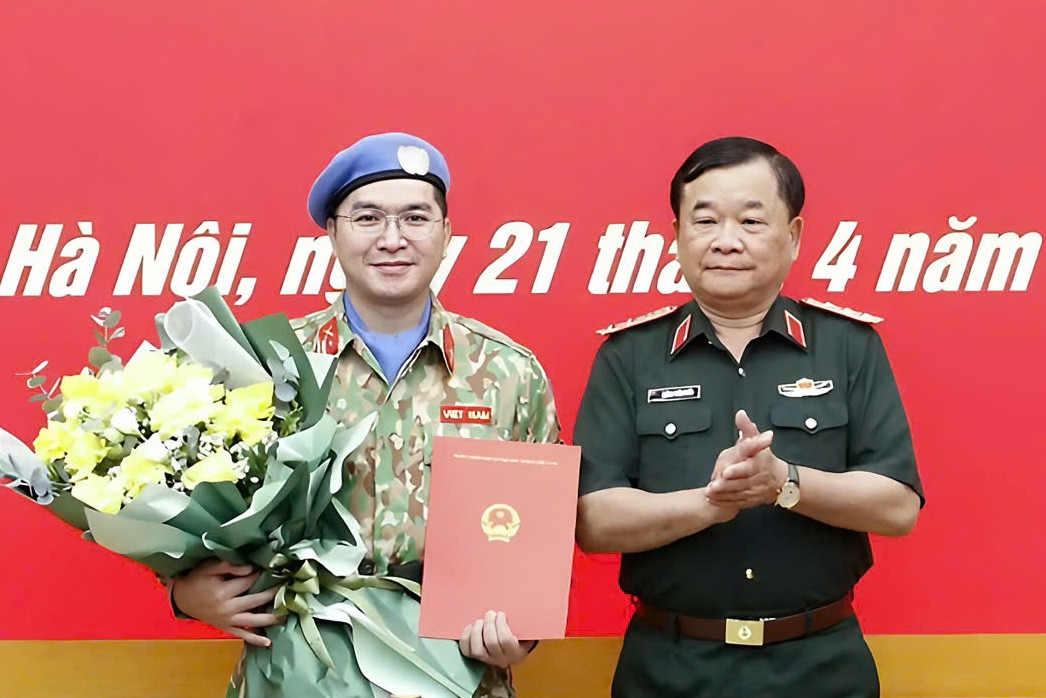 Trao quyết định của Chủ tịch nước cho thiếu tá quân đội đi gìn giữ hòa bình