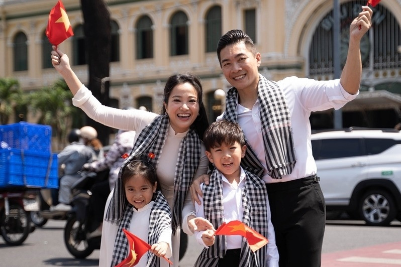 MC Hồng Phượng và chồng NSƯT Quốc Cơ thực hiện bộ ảnh ý nghĩa mừng 30/4