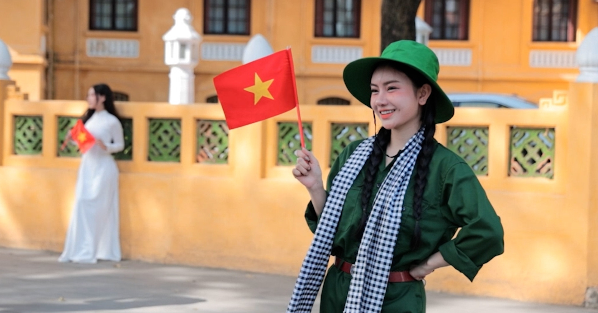 Check-in địa danh lịch sử dịp 30/4: Áo dài, khăn rằn rực rỡ giữa Thủ đô