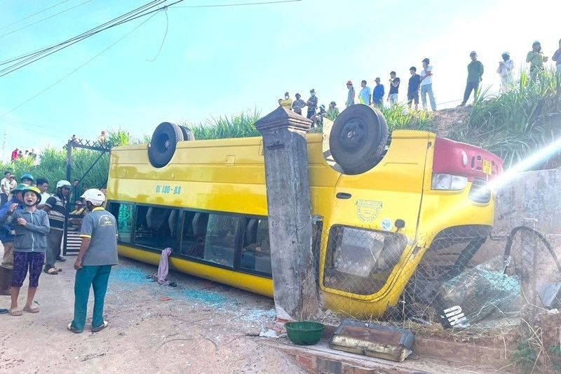 Bản tin trưa 22/4: Ô tô chở 20 học sinh lật ngửa, nhiều em phải cấp cứu