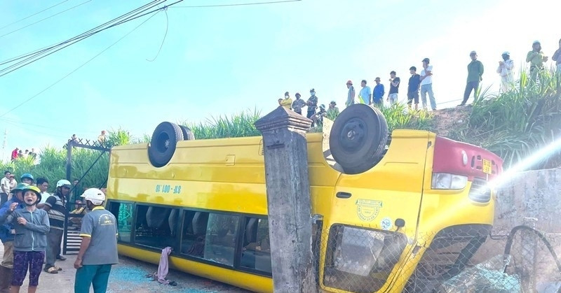 Bản tin trưa 22/4: Ô tô chở 20 học sinh lật ngửa, nhiều em phải cấp cứu