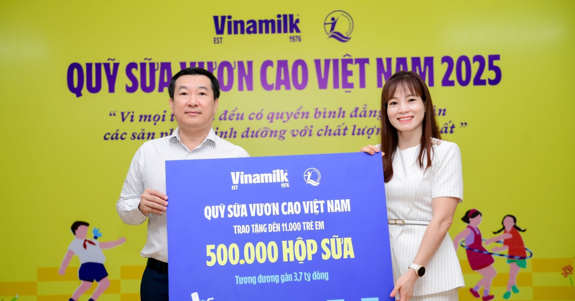 50 năm thống nhất đất nước: 500.000 hộp sữa Vinamilk tặng trẻ em khó khăn