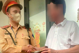 Đại úy CSGT trao trả 5 chỉ vàng và hơn 16 triệu đồng cho người đánh rơi