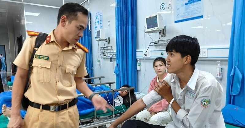 Danh tính 20 học sinh vụ ô tô lật ngửa, có em chấn thương sọ não và ngực