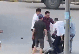 Hạ kính nhắc nhở xe khác, tài xế ô tô khách bị hành hung