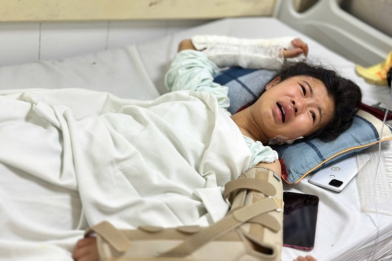 Hai con bị tai nạn nặng, bố mẹ nghèo còn vỏn vẹn 300 nghìn đồng trong túi