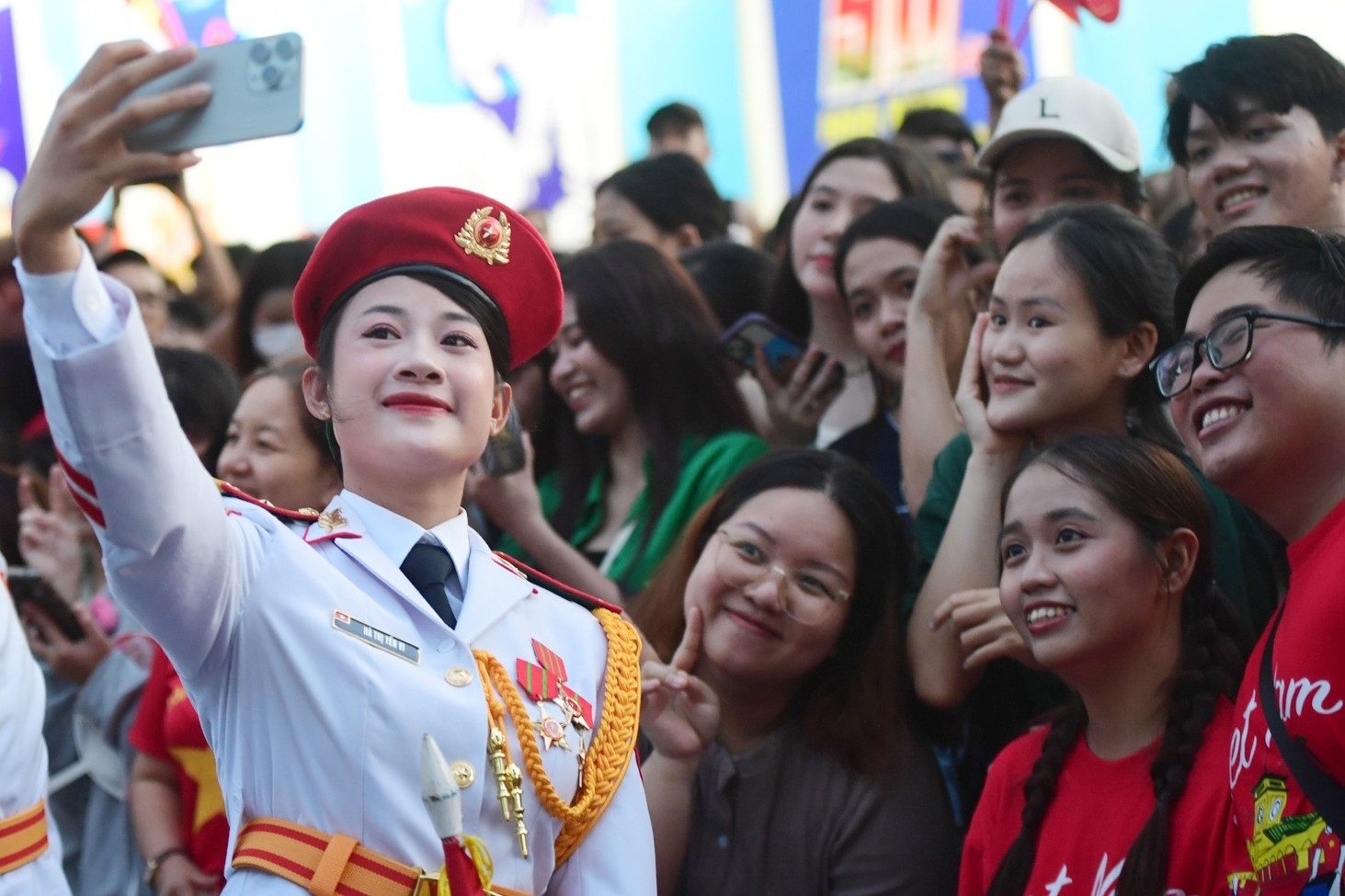 Hàng nghìn người dân TPHCM hân hoan chào đón đoàn quân diễu binh hợp luyện