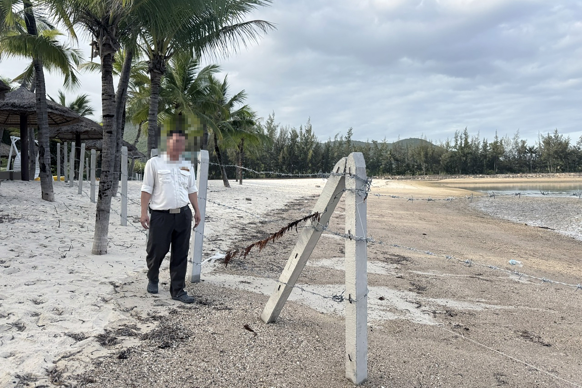 Khu nghỉ dưỡng bị dựng rào thép gai chặn lối xuống biển Nha Trang​