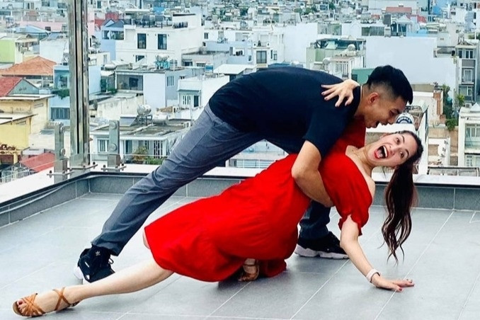 Ngọc Trinh sexy hết cỡ, vợ chồng Phan Hiển - Khánh Thi khiêu vũ trên sân thượng