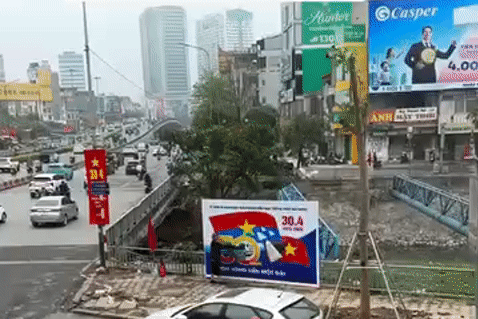 Người phụ nữ rạch pano tuyên truyền ở Hà Nội có biểu hiện tâm thần