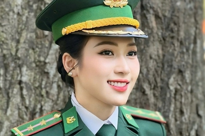 Nữ Trung úy xinh không kém hoa hậu gây sốt ở Dinh Độc Lập là ai?