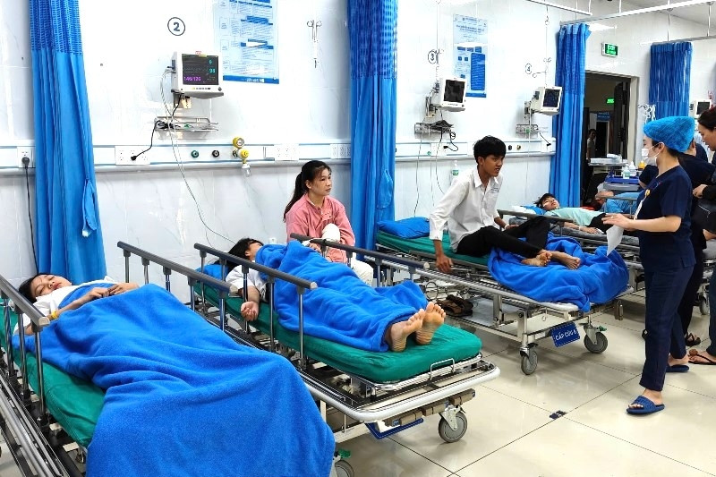 Ô tô chở 20 học sinh bị lật: Sở Y tế chỉ đạo khẩn, 3 bệnh viện dồn sức cứu chữa