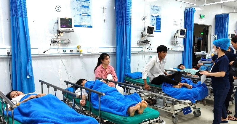 Ô tô chở 20 học sinh bị lật: Sở Y tế chỉ đạo khẩn, 3 bệnh viện dồn sức cứu chữa