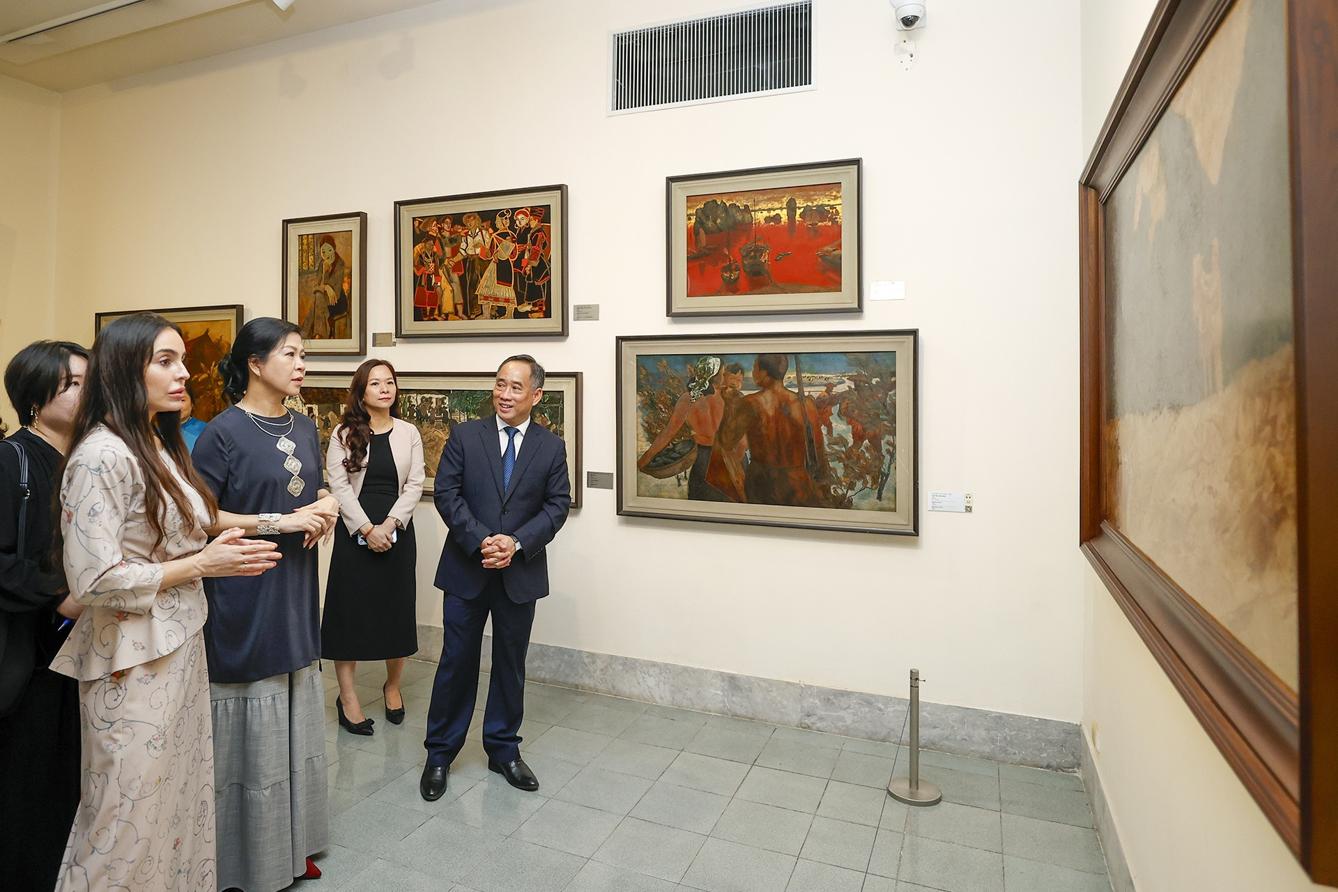 Phu nhân Tổng Bí thư và Phó Chủ tịch Quỹ Heydar Aliyev xem các bảo vật quốc gia