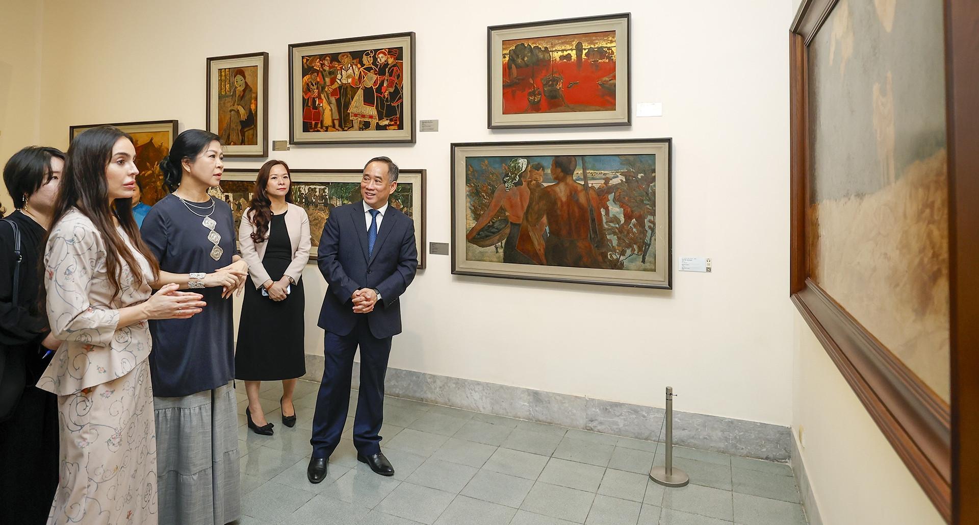 Phu nhân Tổng Bí thư và Phó Chủ tịch Quỹ Heydar Aliyev xem các bảo vật quốc gia