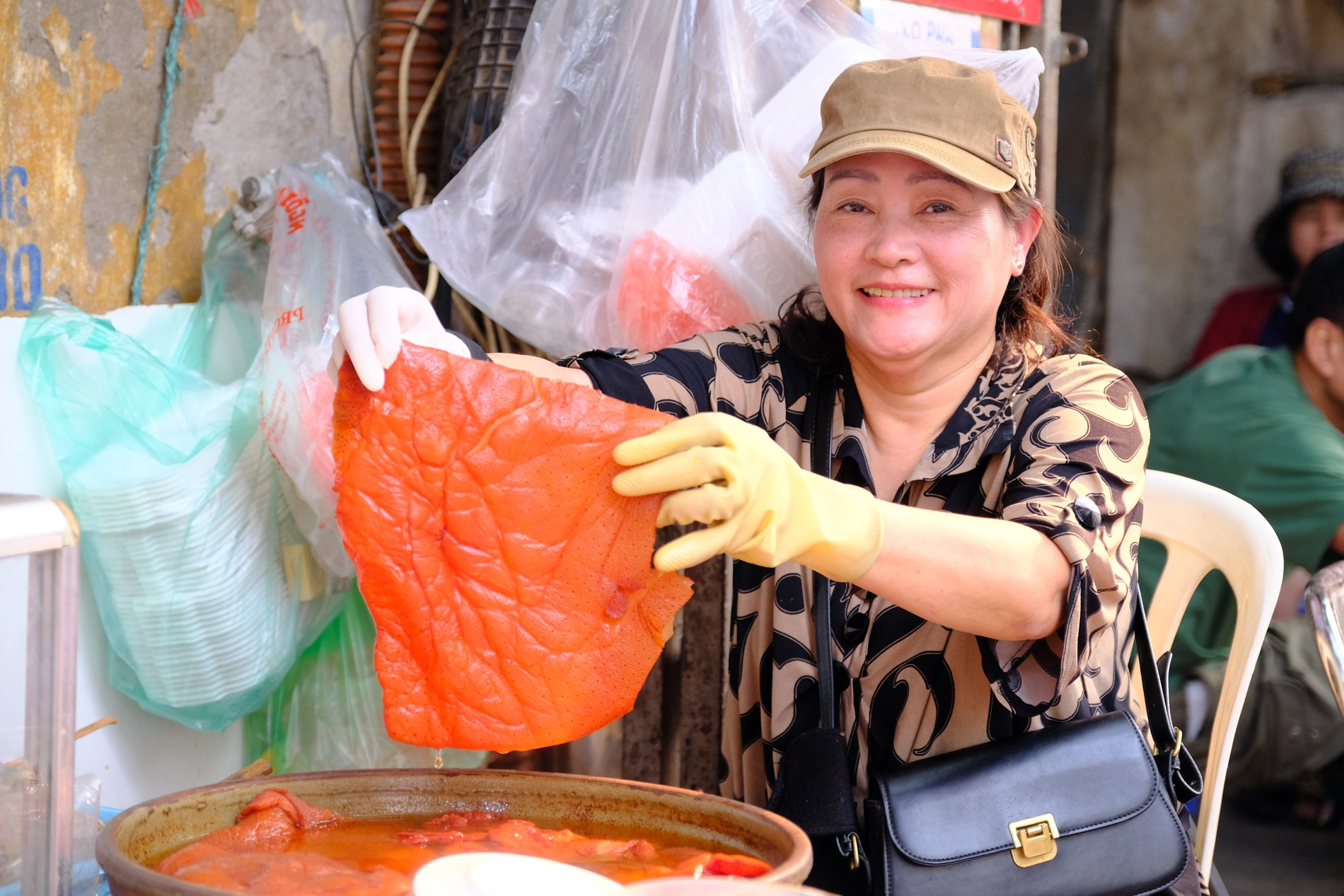 Quán sứa 3 đời ở Hà Nội có 'báu vật' vừa to vừa lạ, trăm năm vẹn nguyên
