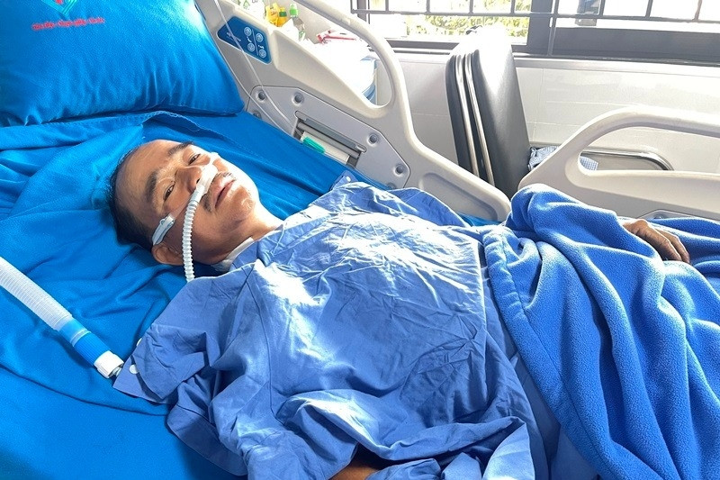 Tài xế xe chở 20 học sinh lật ngửa: 'Không kiểm soát được, tôi ôm vô lăng bất lực'