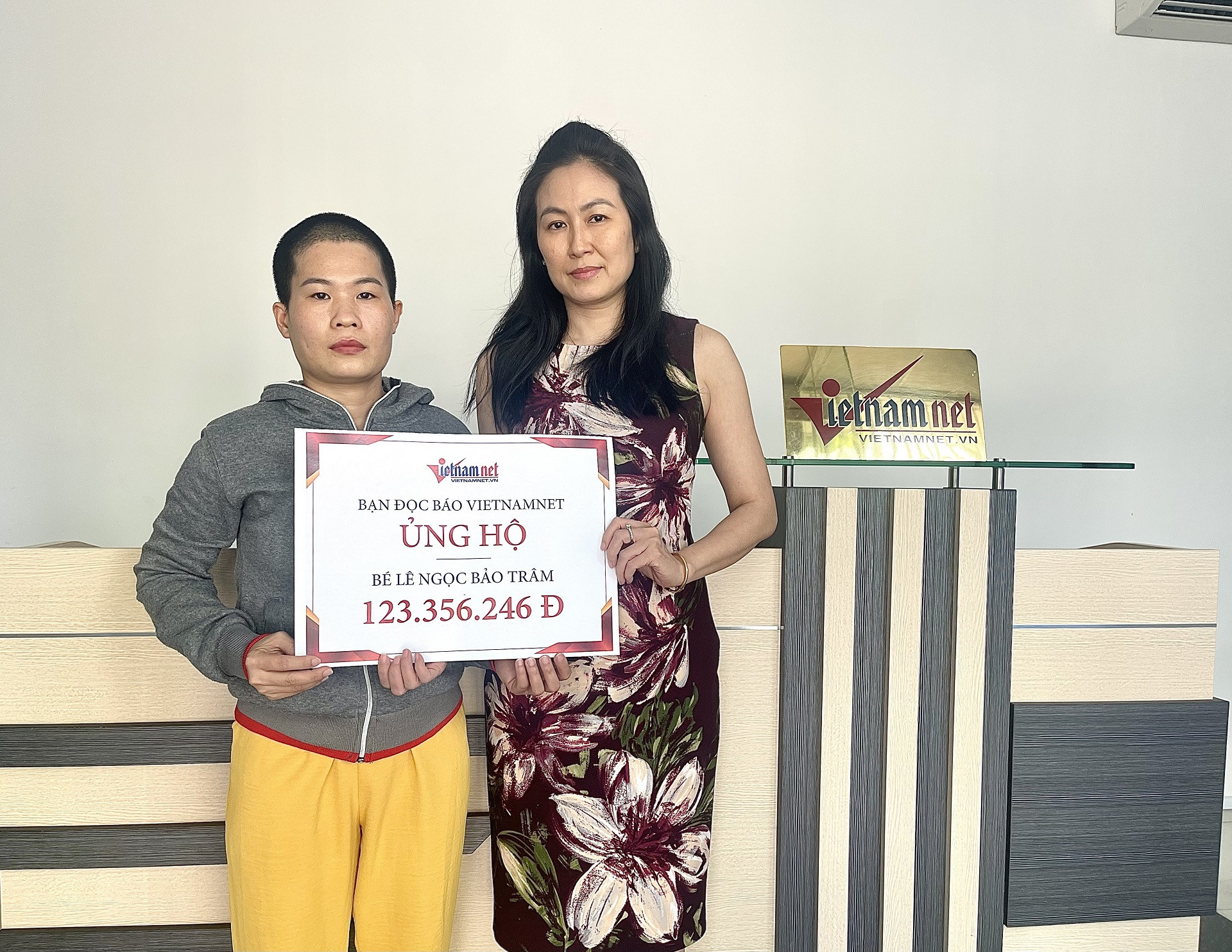 trao tiền Bảo Trâm.jpg