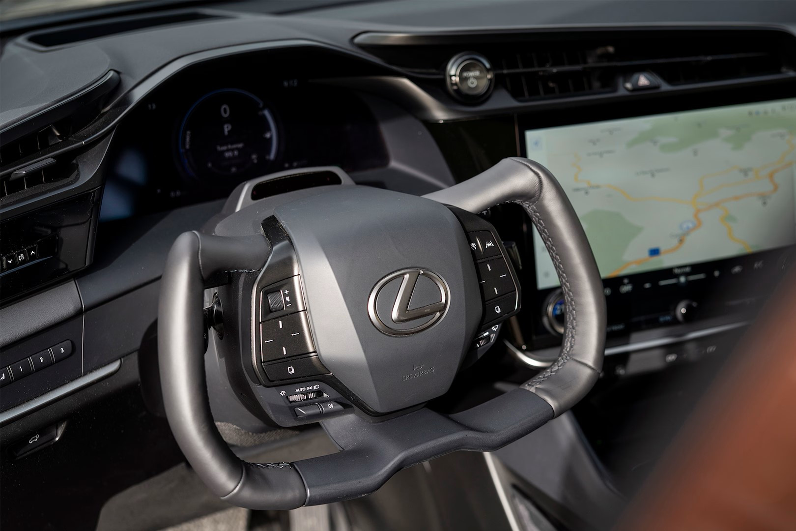 vo lang hinh ban nguyet Lexus RZ.jpg