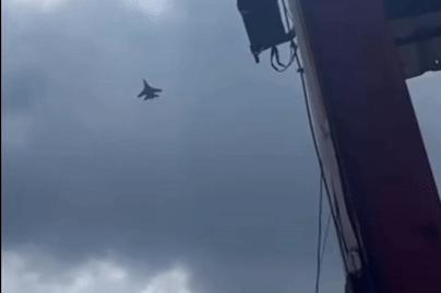 Xem tiêm kích Su-30MK2 thả bẫy nhiệt ở sân bay Biên Hòa