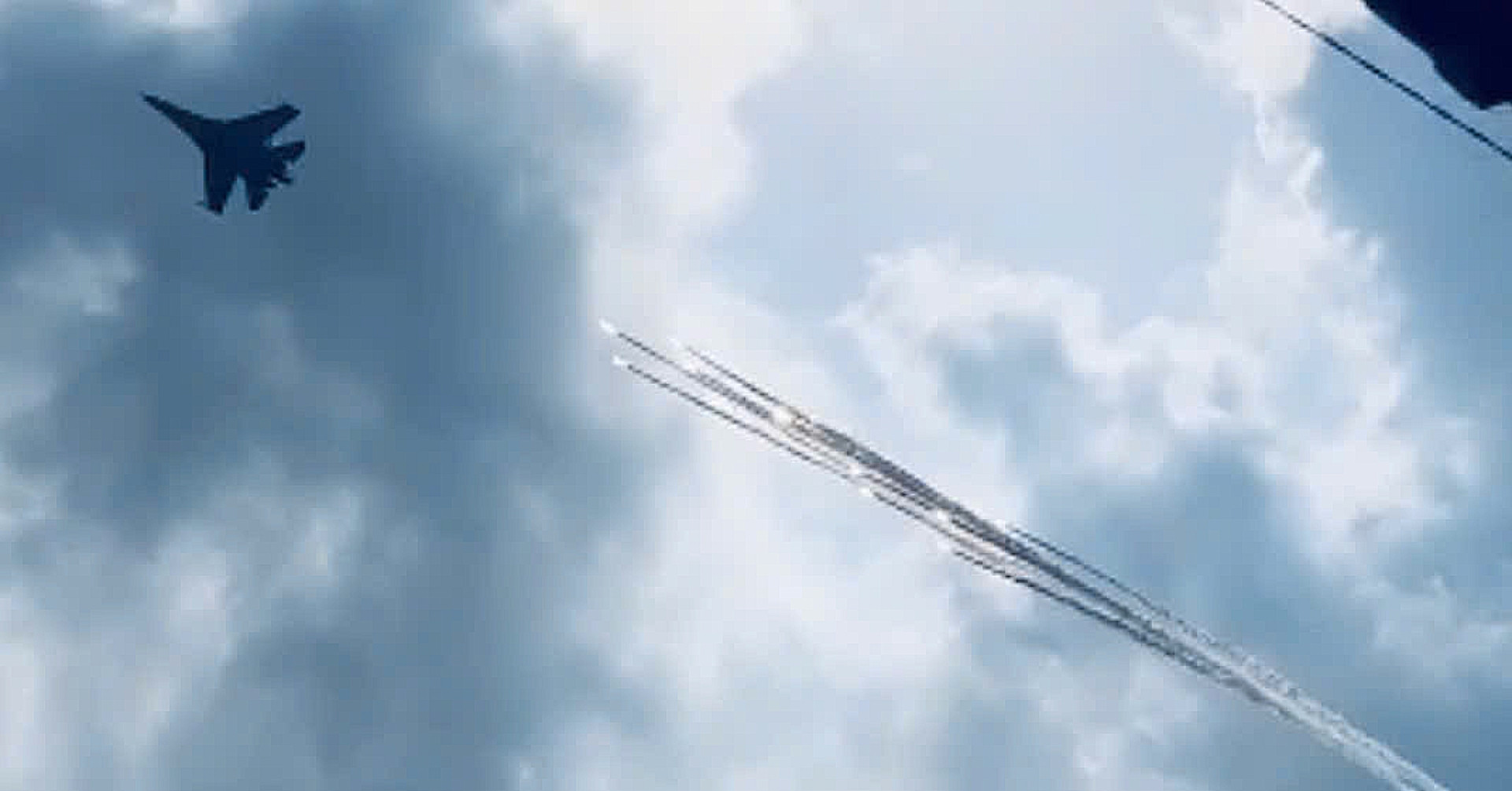 Xem tiêm kích Su-30MK2 thả bẫy nhiệt ở sân bay Biên Hòa