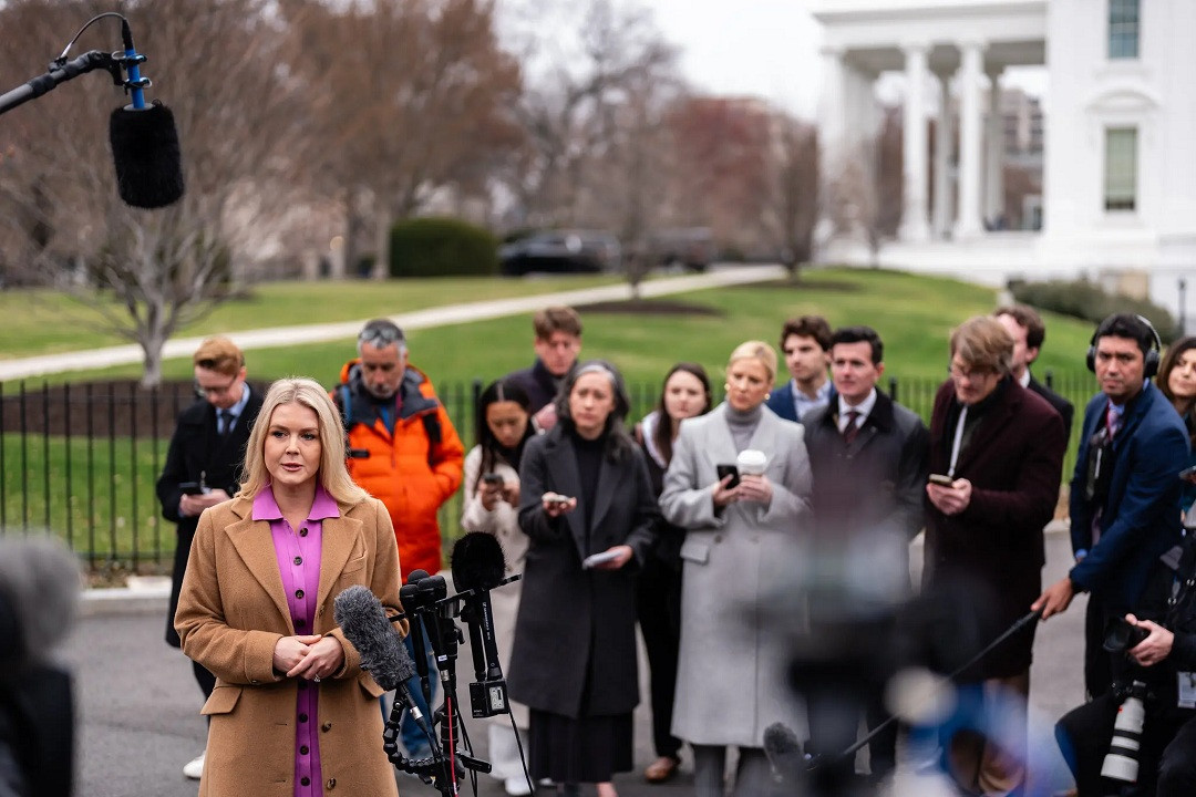 08biz pronouns1 phjk superJumbo.jpg