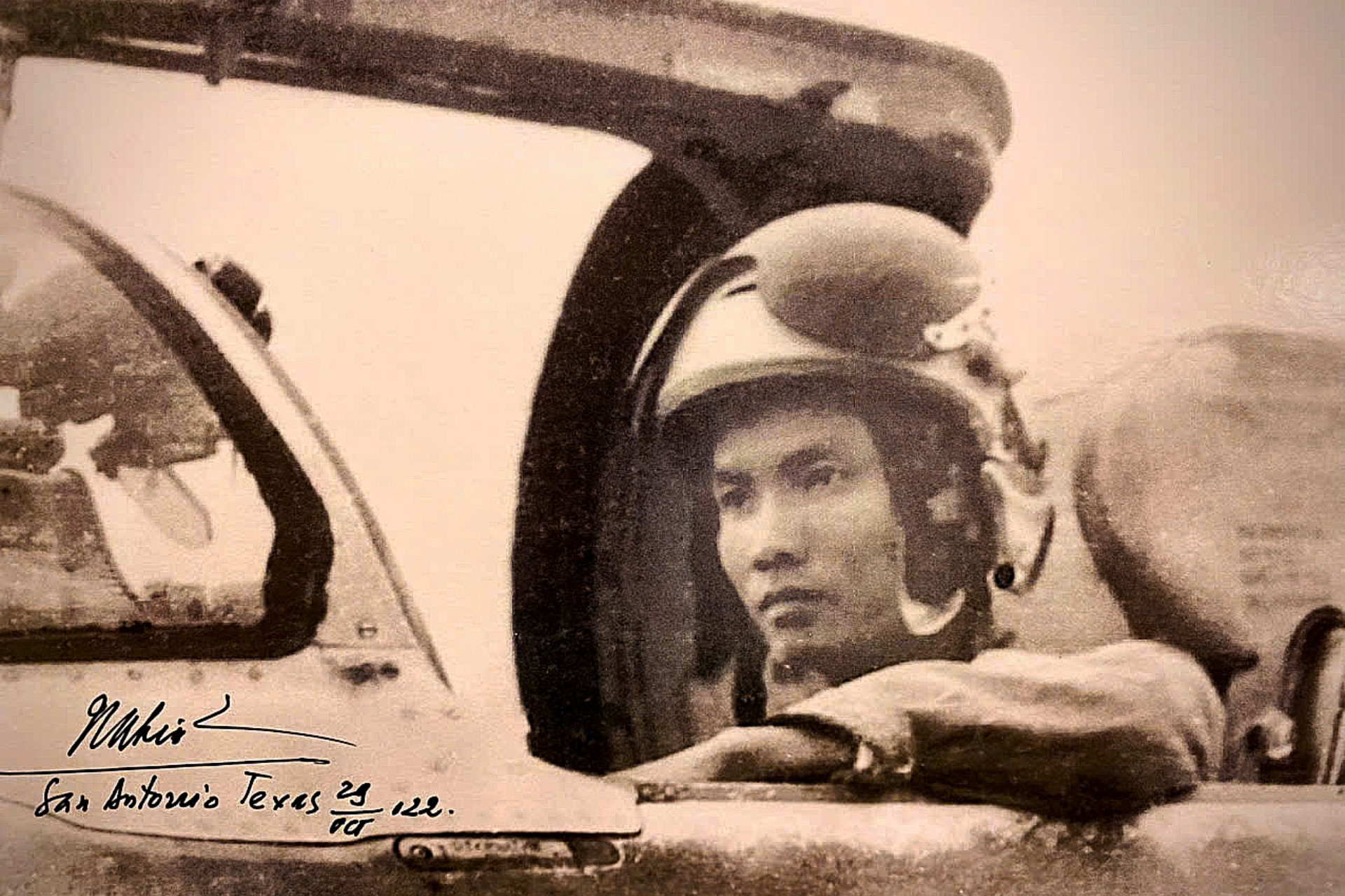Người phi công dẫn đầu đội bay MiG-21 diễu binh trên bầu trời Sài Gòn tháng 5/1975