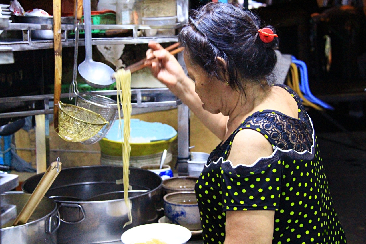 2 cô giúp việc ở TPHCM ‘quên’ lấy chồng, giúp cậu chủ khờ giữ xe mì gia truyền