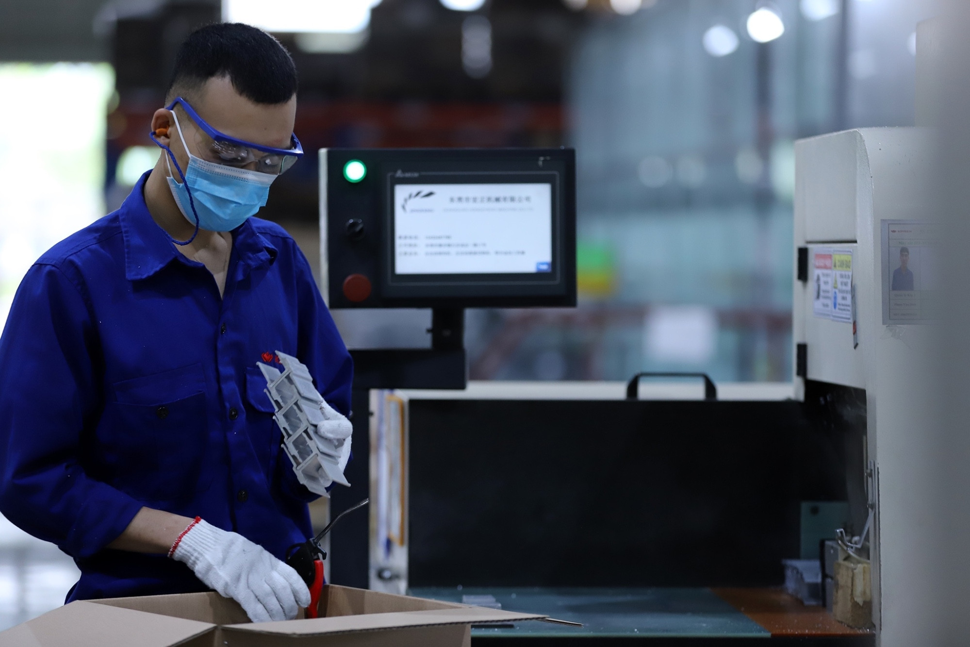 Tranh thủ đi làm dịp lễ 30/4-1/5, người lao động thu nhập gấp 3-4 ngày thường