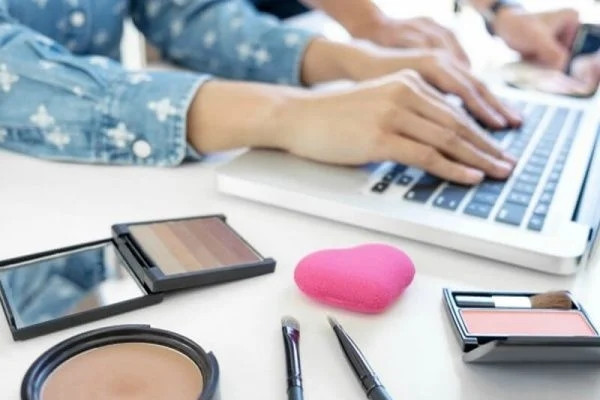 Bộ Y tế siết kiểm tra kinh doanh mỹ phẩm trên TikTok, Facebook