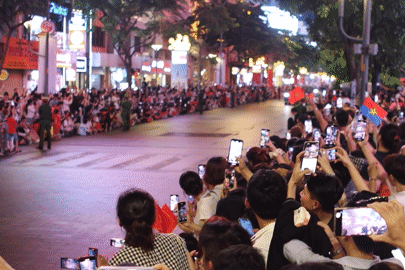 Các chiến sĩ diễu binh, diễu hành trong 'vòng tay' của nhân dân TPHCM