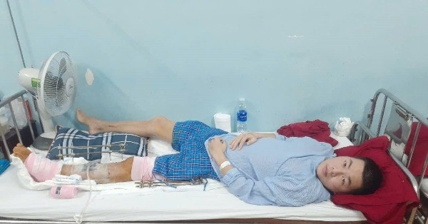 Chở con đi viện điều trị ung thư, cha nghèo gặp tai nạn hết sạch tiền phẫu thuật