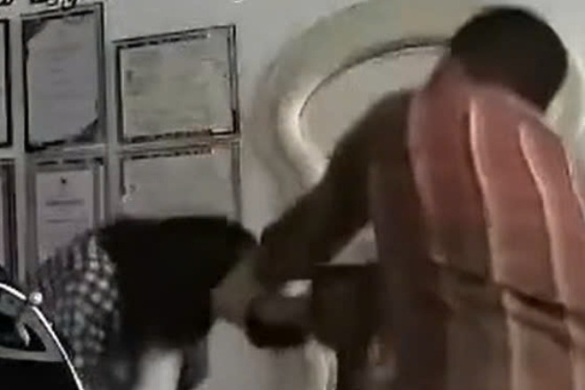 Chồng đánh dã man vợ đang ôm con thơ ở Long An gây phẫn nộ