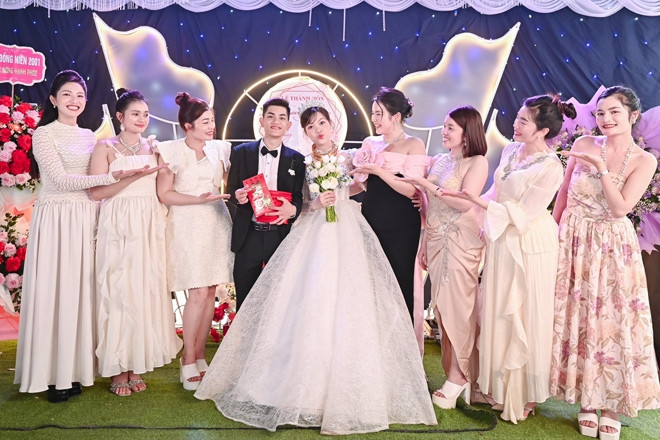 Cô dâu Thái Bình nghẹn ngào vì món quà ‘lạ’ và lời nhắn nhủ của 7 chị chồng