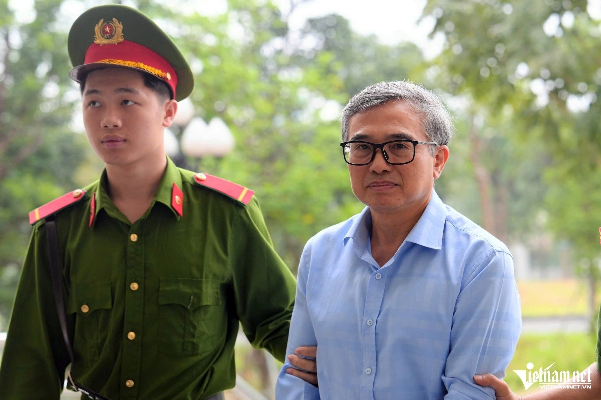 Cựu Thứ trưởng Hoàng Quốc Vượng nghẹn ngào tự bào chữa