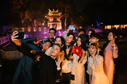 Come to the Temple of Literature - Quoc Tu Giam to experience