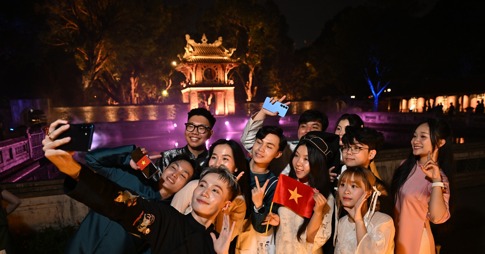 Trải Nghiệm "Một Đêm Hóa Sĩ Tử" Tại Văn Miếu - Quốc Tử Giám Với Công Nghệ AI