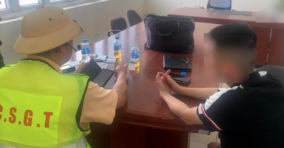 Tài xế say rượu và dương tính ma túy, dừng ô tô trên cao tốc để ngủ