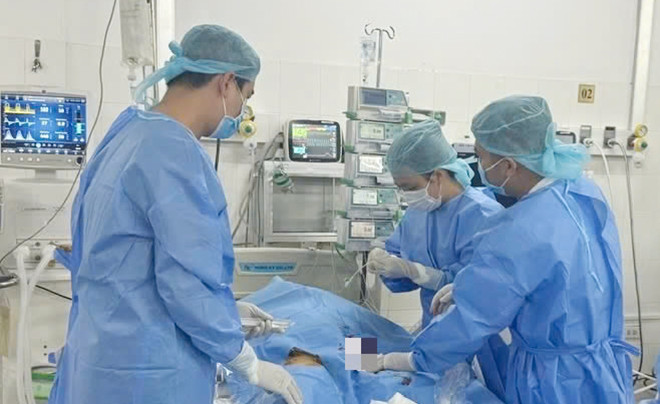 Ê kíp bệnh viện đang thực hiện kỹ thuật ECMO..jpg