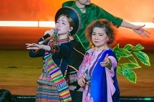 Màn kết hợp &amp;apos;bùng nổ&amp;apos; của NSND Thanh Hoa và Hoà Minzy ở &amp;apos;Hẹn ước Bắc - Nam&amp;apos;