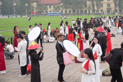 'Nàng thơ' nô nức check-in Lăng Bác, dậy từ 4h sáng để săn ảnh đẹp