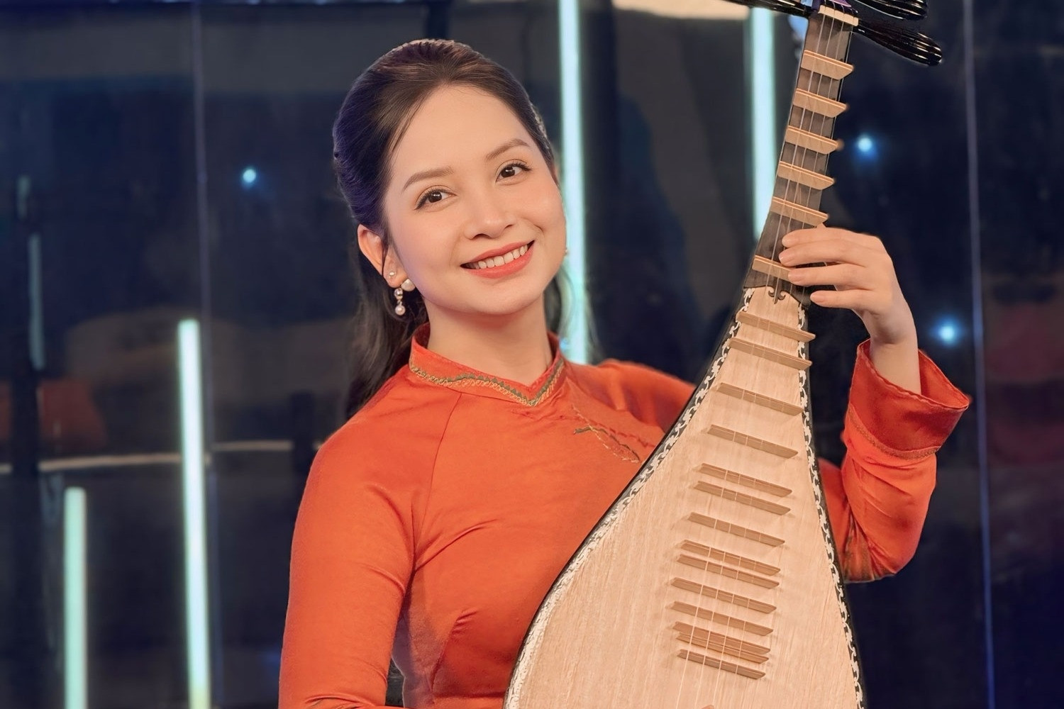 Ngỡ ngàng với bản độc tấu đàn tỳ bà 'Mùa xuân trên TPHCM' của diễn viên Diệu Thảo
