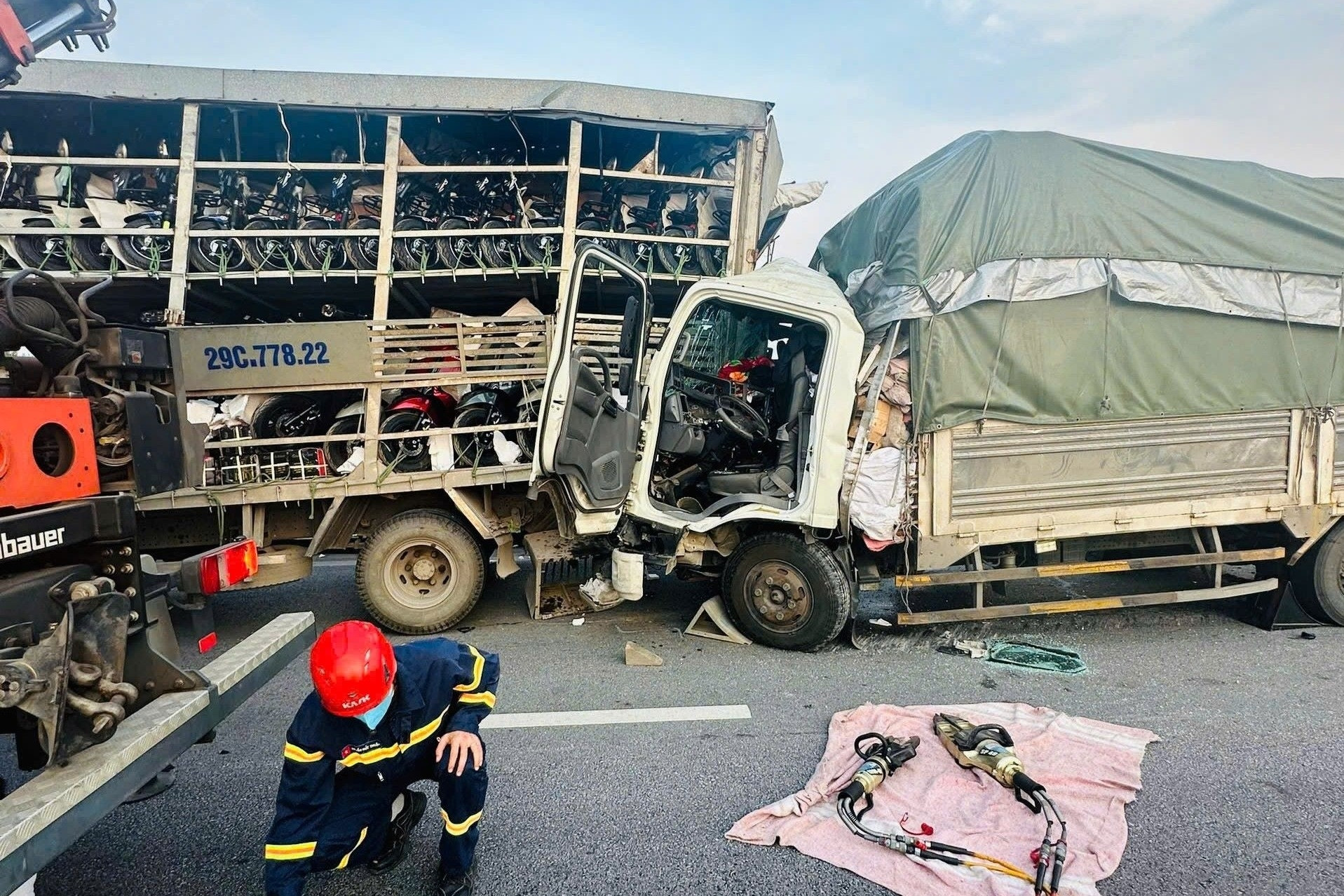 Tai nạn trên cao tốc qua Thanh Hóa, 2 người mắc kẹt, tử vong trong ca bin