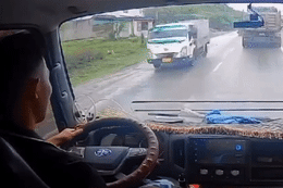 Tài xế đánh lái xuất thần, cứu mạng người đàn ông đi xe máy trước đầu xe