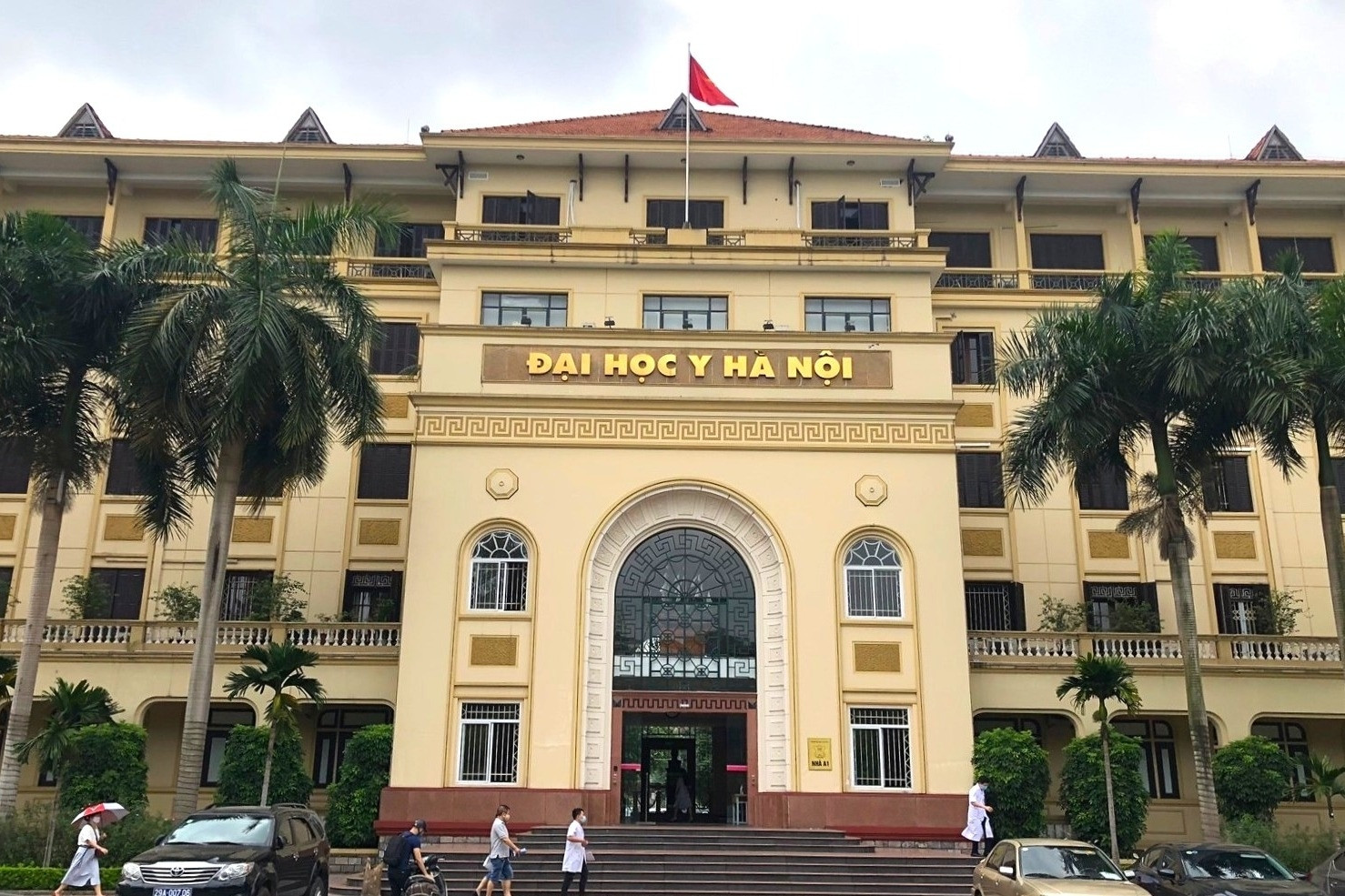 Trường Đại học Y Hà Nội cấm sinh viên mặc áo trễ cổ, váy ngắn lộ đầu gối