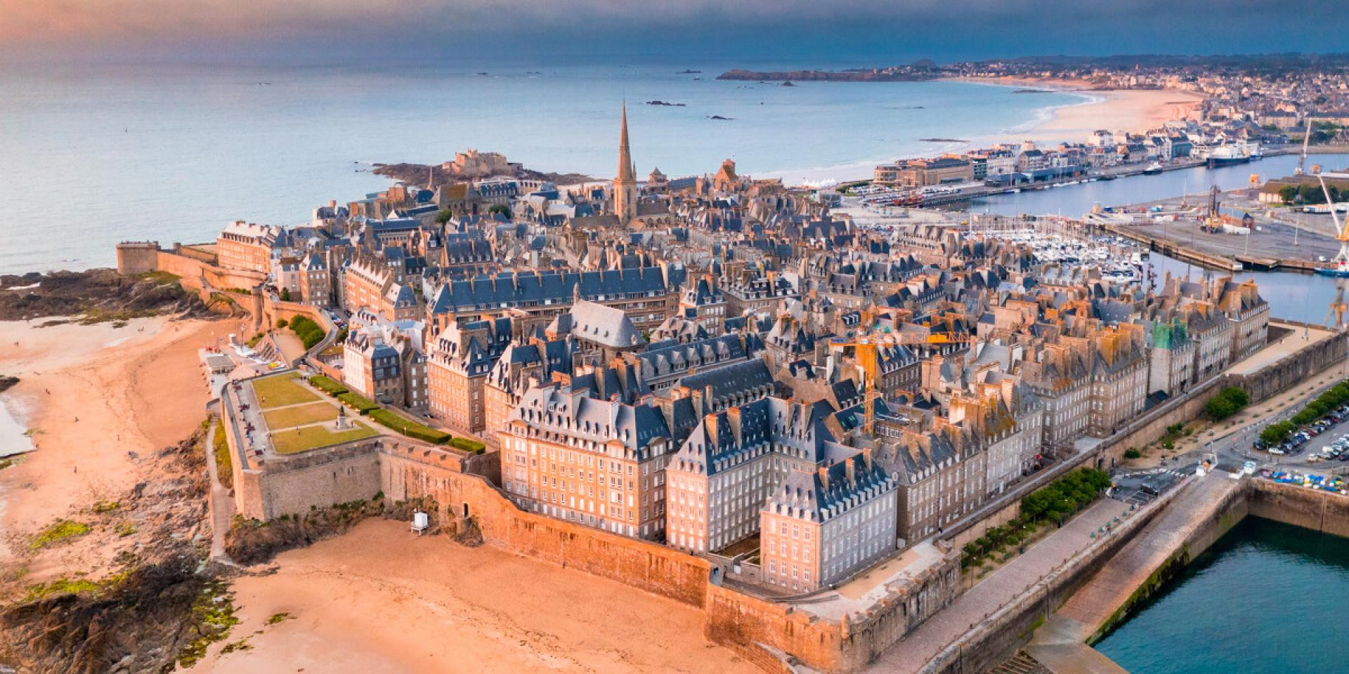 vue sur saint malo intra muros depuis le mole des noires saint malo loic lagarde 663 1200px 1920x960 crop 1654250785.jpg