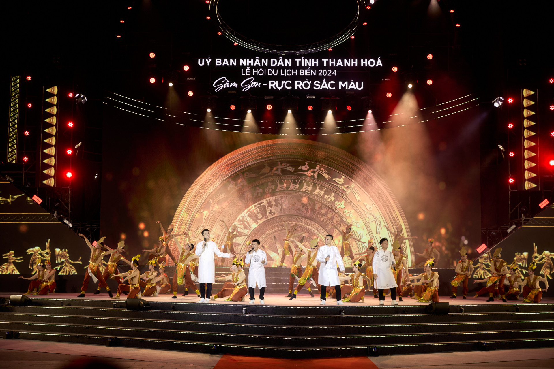 2 Le hoi bien Sam Son.jpg