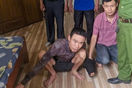 Bản tin cuối ngày 24/4: Gã 'phê' ma túy đến trụ sở công an, lộ tàng trữ súng