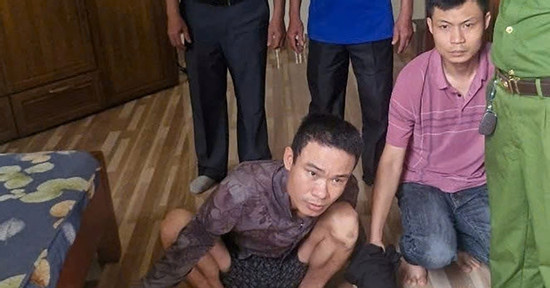 Bản tin cuối ngày 24/4: Gã 'phê' ma túy đến trụ sở công an, lộ tàng trữ súng